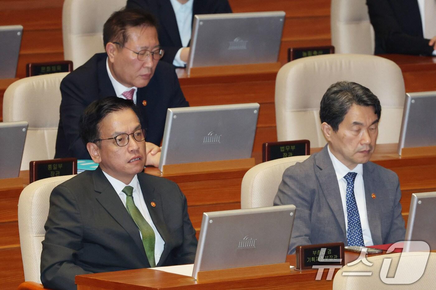 최상목 경제부총리 겸 기획재정부장관과 이주호 사회부총리 겸 교육부장관이 1일 오후 서울 여의도 국회에서 열린 본회의에 출석해 있다. 2025.5.1/뉴스1 ⓒ News1 이광호 기자