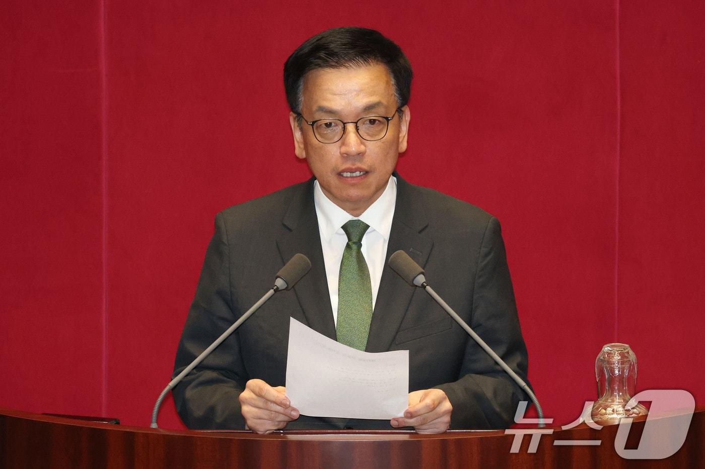 최상목 경제부총리 겸 기획재정부장관이 1일 오후 서울 여의도 국회에서 열린 본회의에서 2025년도 제1회 추가경정예산안이 통과되자 정부측 인사를 하고 있다. 2025.5.1/뉴스1 ⓒ News1 이광호 기자