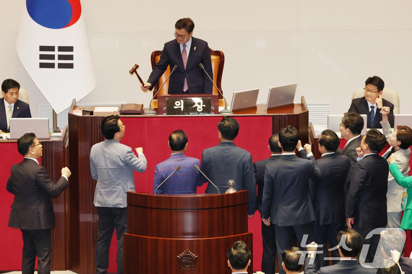 국민의힘 의원들이 1일 오후 서울 여의도 국회에서 열린 본회의에서 최상목 경제부총리 겸 기획재정부 장관 탄핵소추안을 상정하는 우원식 국회의장을 향해 항의 구호를 외치고 있다. 2025.5.1/뉴스1 ⓒ News1 이광호 기자