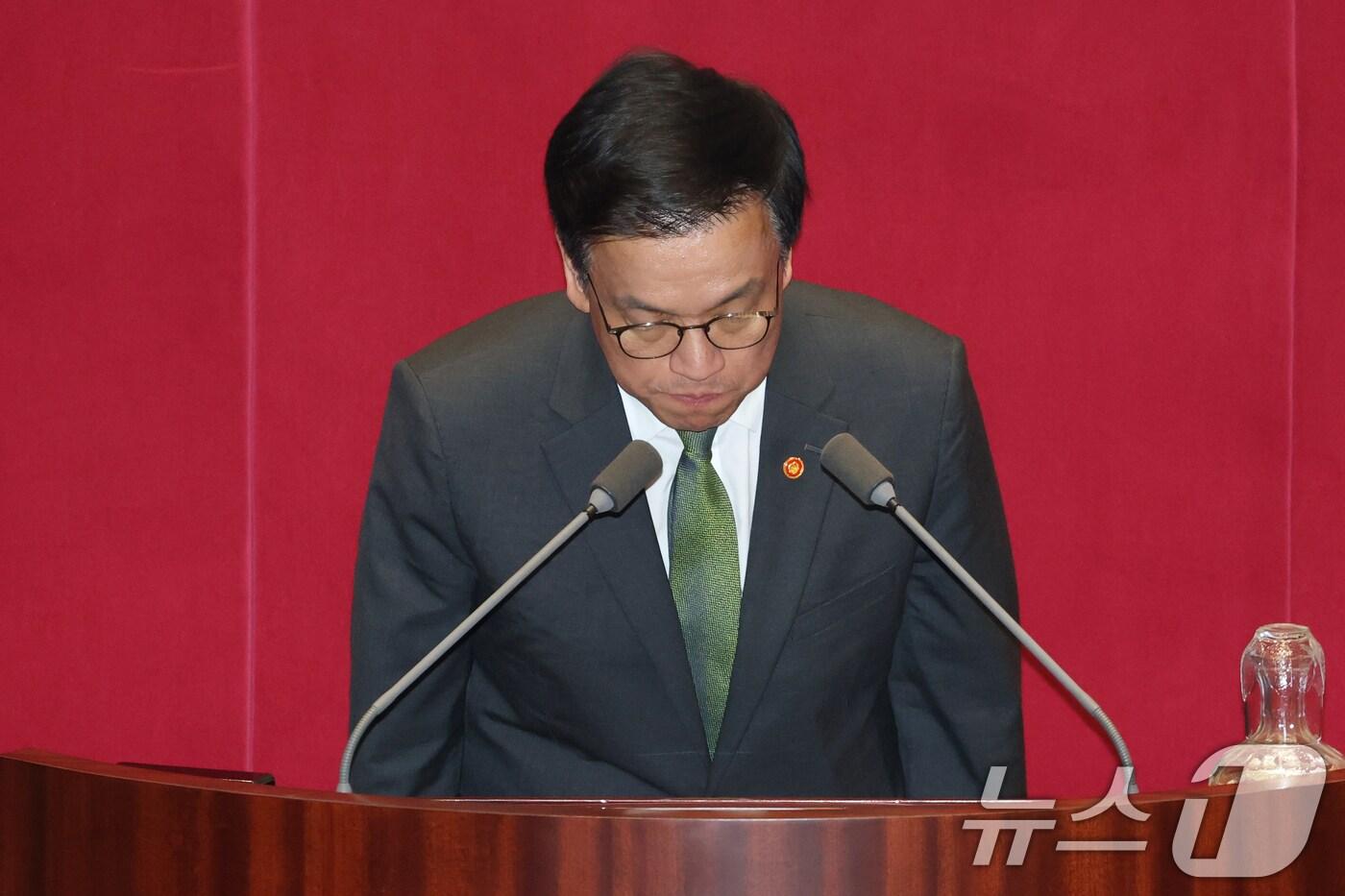 최상목 경제부총리 겸 기획재정부장관이 1일 오후 서울 여의도 국회에서 열린 본회의에서 2025년도 제1회 추가경정예산안이 통과되자 정부측 인사를 하고 있다. 2025.5.1/뉴스1 ⓒ News1 이광호 기자