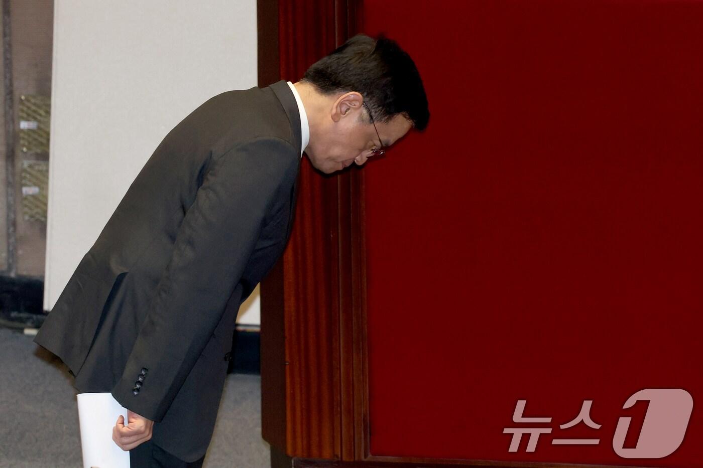 최상목 경제부총리 겸 기획재정부 장관이 1일 오후 서울 여의도 국회에서 열린 본회의에서 2025년도 제1회 추가경정예산안이 통과되자 정부측 인사를 마친 뒤 우원식 국회의장에게 인사하고 있다. 2025.5.1/뉴스1 ⓒ News1 이광호 기자