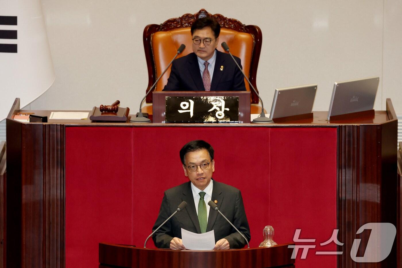 최상목 경제부총리 겸 기획재정부장관이 1일 오후 서울 여의도 국회에서 열린 본회의에서 2025년도 제1회 추가경정예산안이 통과되자 정부측 인사를 하고 있다. 2025.5.1/뉴스1 ⓒ News1 이광호 기자