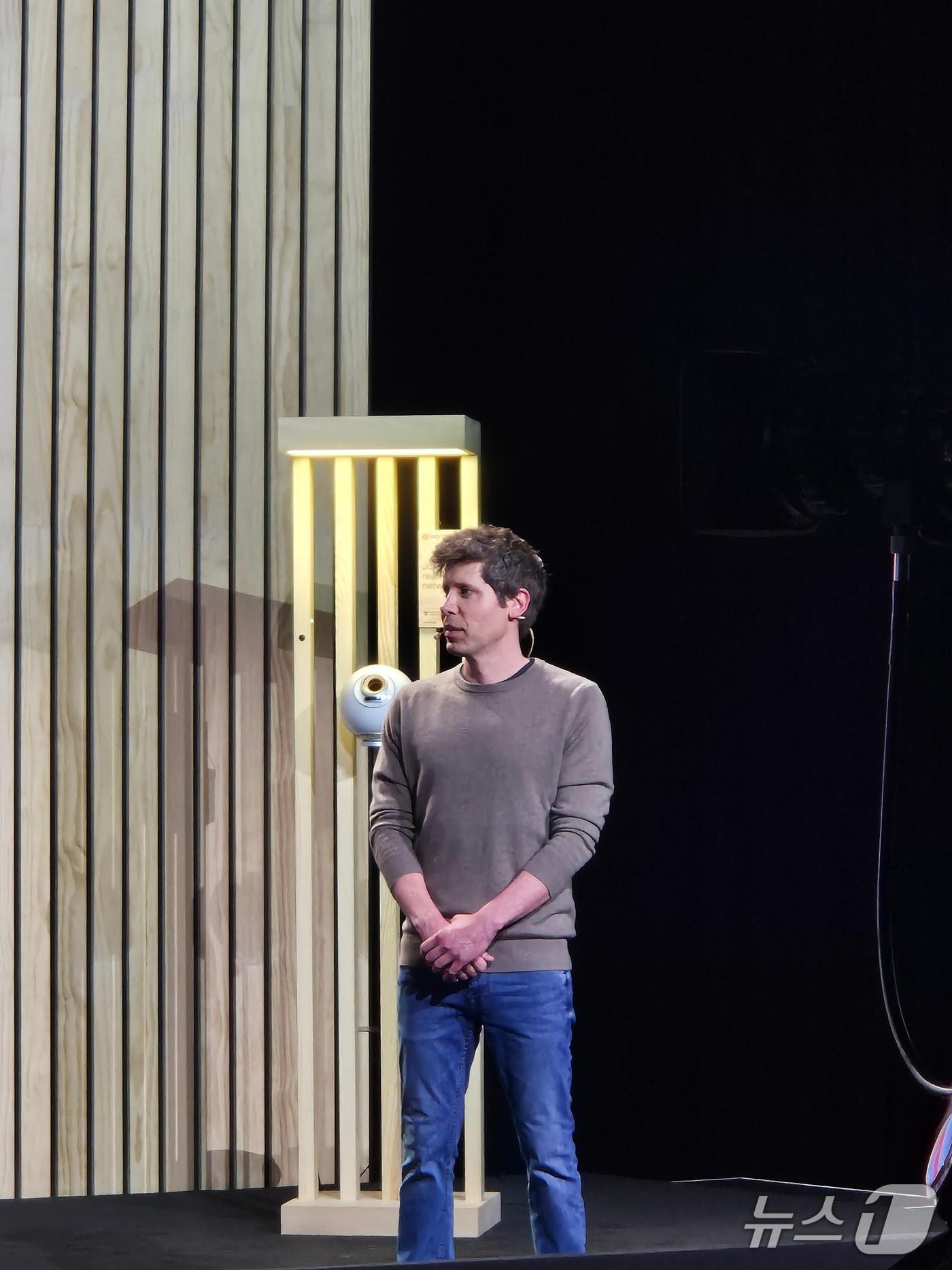 본문 이미지 -  샘 올트먼 월드&#40;옛 월드코인&#41; 공동 창립자가 지난 30일&#40;현지시간&#41; 미국 샌프란시스코에서 열린 &#39;At Last&#39; 행사에서 발표하고 있다.2025.5.1./뉴스1