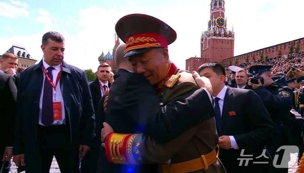 본문 이미지 - 블라디미르 푸틴 러시아 대통령이 9일 열병식에서 김영복 조선인민군 총참모부 부총참모장(상장)에게 "당신의 전사들에게 좋은 일이 있기를 바란다"며 격려의 말을 건넨 뒤, 두 팔을 벌려 먼저 끌어안았다. <출처=소셜미디어 엑스>