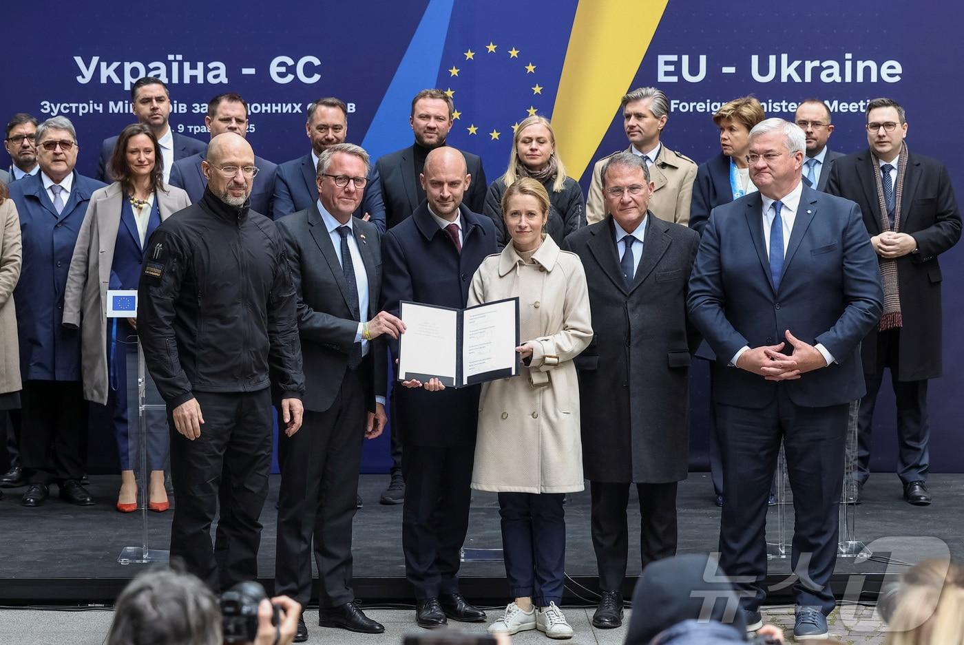 유럽연합 외교 및 안보 정책 고위대표 카야 칼라스, 우크라이나 총리 데니스 슈미할, 우크라이나 외무장관 안드리 시비하, 프랑스 외무장관 장노엘 바로가 2025년 5월 9일 우크라이나 리비우에서 우크라이나-유럽연합 회의 서명식 후 사진을 찍고 있다. 2025.5.9 ⓒ 로이터=뉴스1 ⓒ News1 강민경 기자