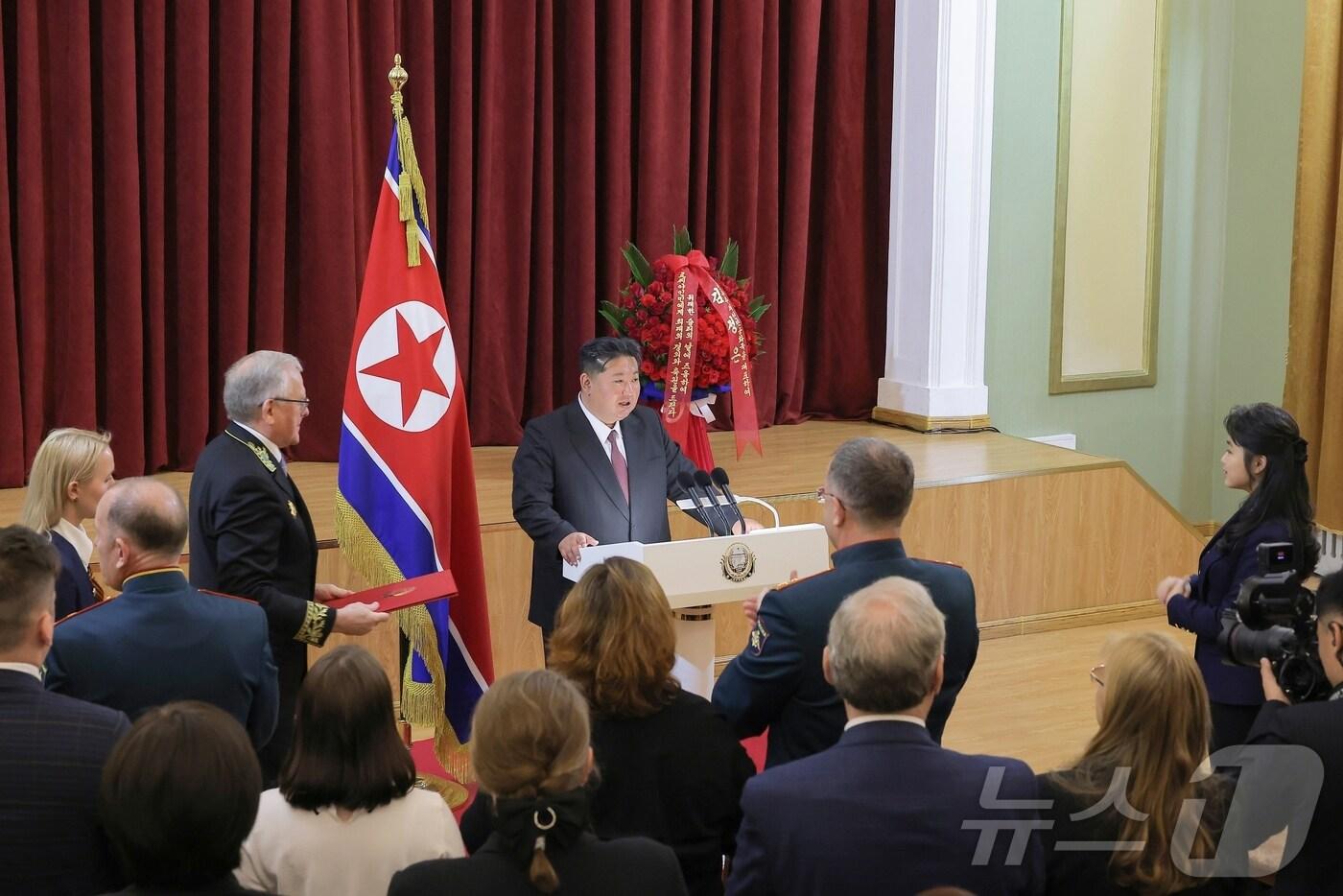 (평양 노동신문=뉴스1) = 김정은 북한 노동당 총비서가 지난 9일 러시아 조국전쟁승리(전승절) 80주년을 기념해 '존경하는 자제분'(주애)와 함께 북한 주재 러시아대사관을 축하방문했다고 당 기관지 노동신문이 10일 보도했다. [국내에서만 사용가능. 재배포 금지. DB 금지. For Use Only in the Republic of Korea. Redistribution Prohibited] rodongphoto@news1.kr