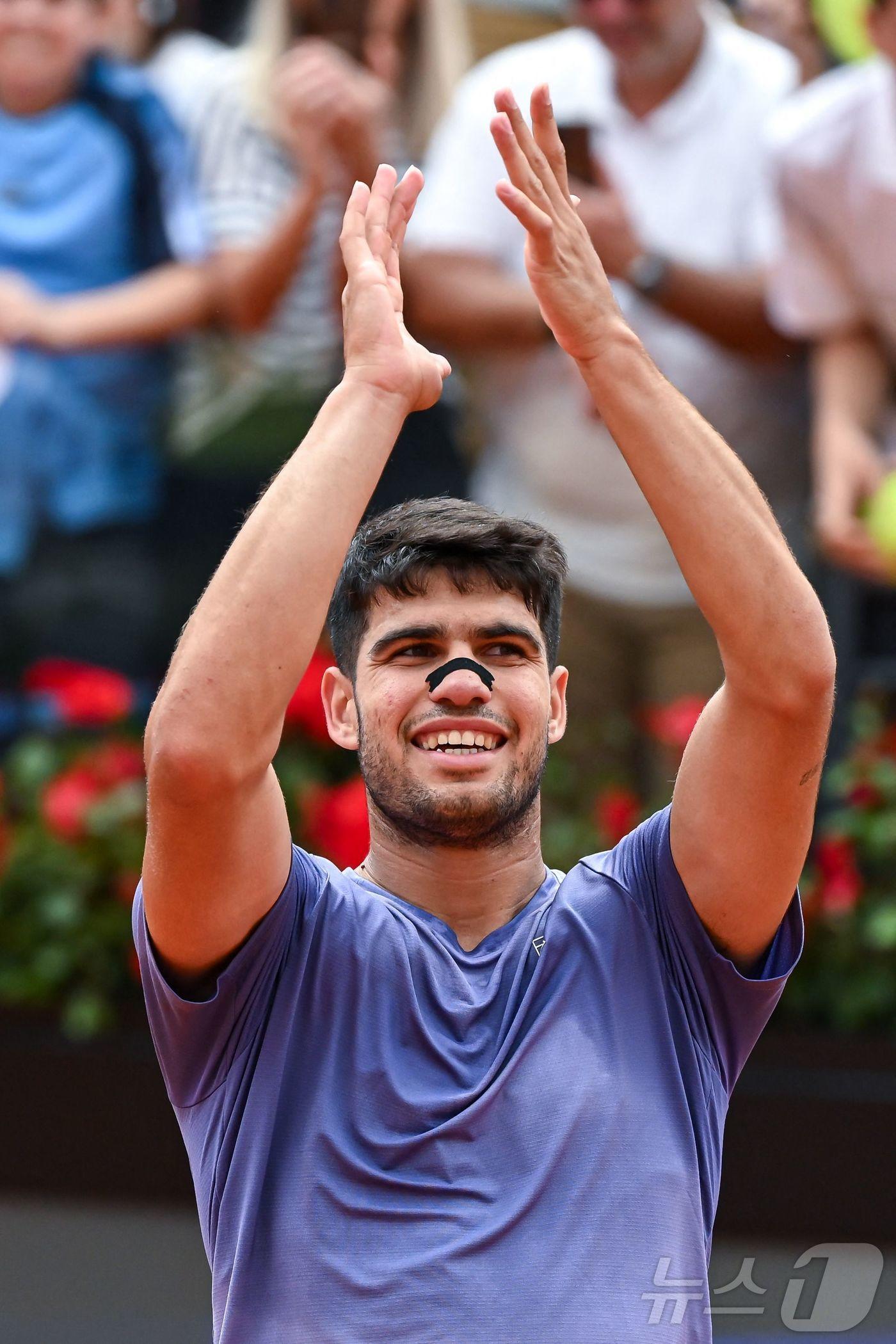 본문 이미지 - 알카라스가 3주만의 복귀전에서 승리를 따냈다. ⓒ AFP=뉴스1