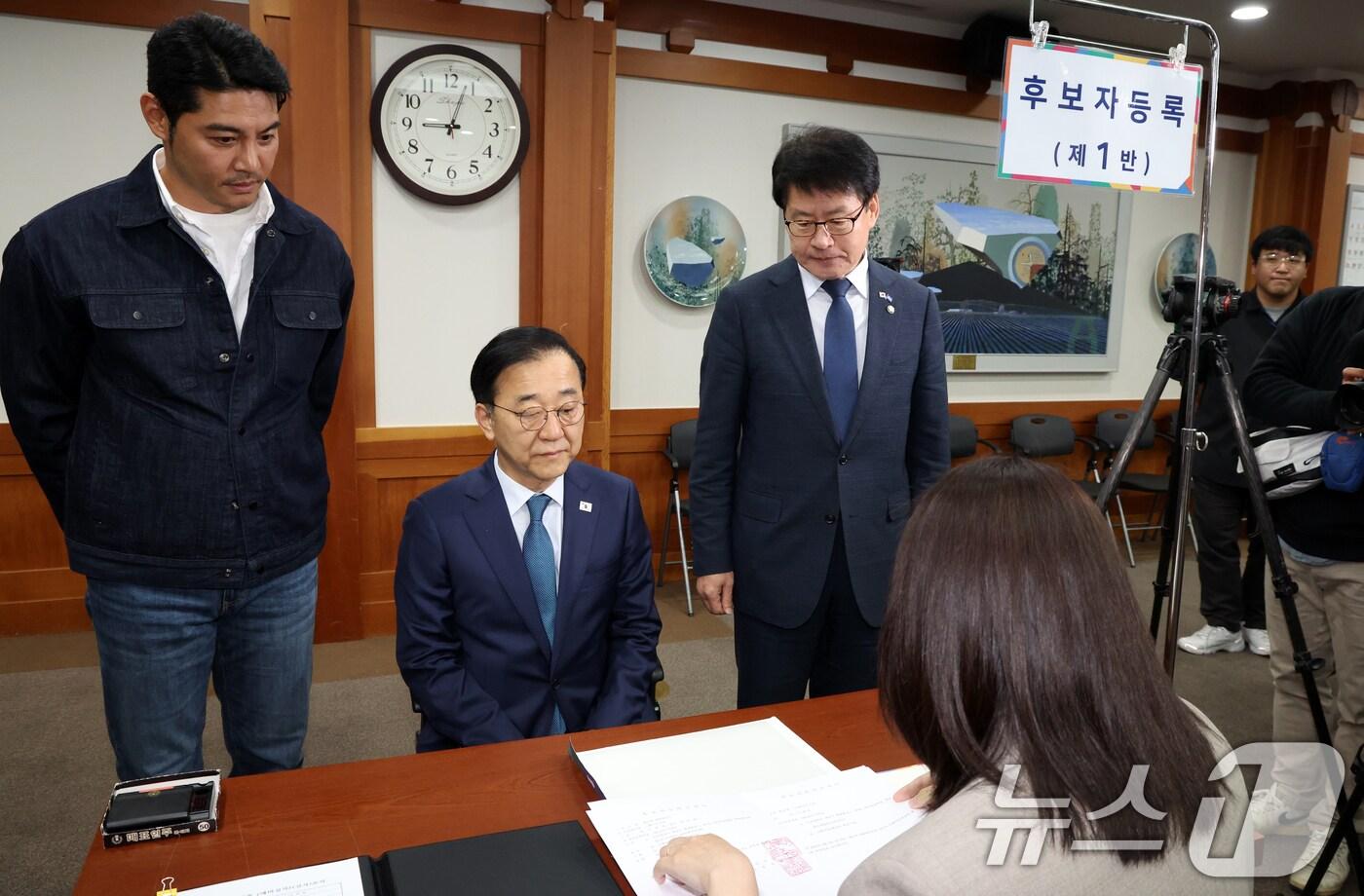 본문 이미지 - 김윤덕 더불어민주당 중앙선거대책위원회 총무본부장과 배우 이관훈씨가 10일 오전 경기도 과천시 중앙선거관리위원회에서 이재명 더불어민주당 대통령 후보자 등록을 하고 있다. 2025.5.10/뉴스1 ⓒ News1 김명섭 기자