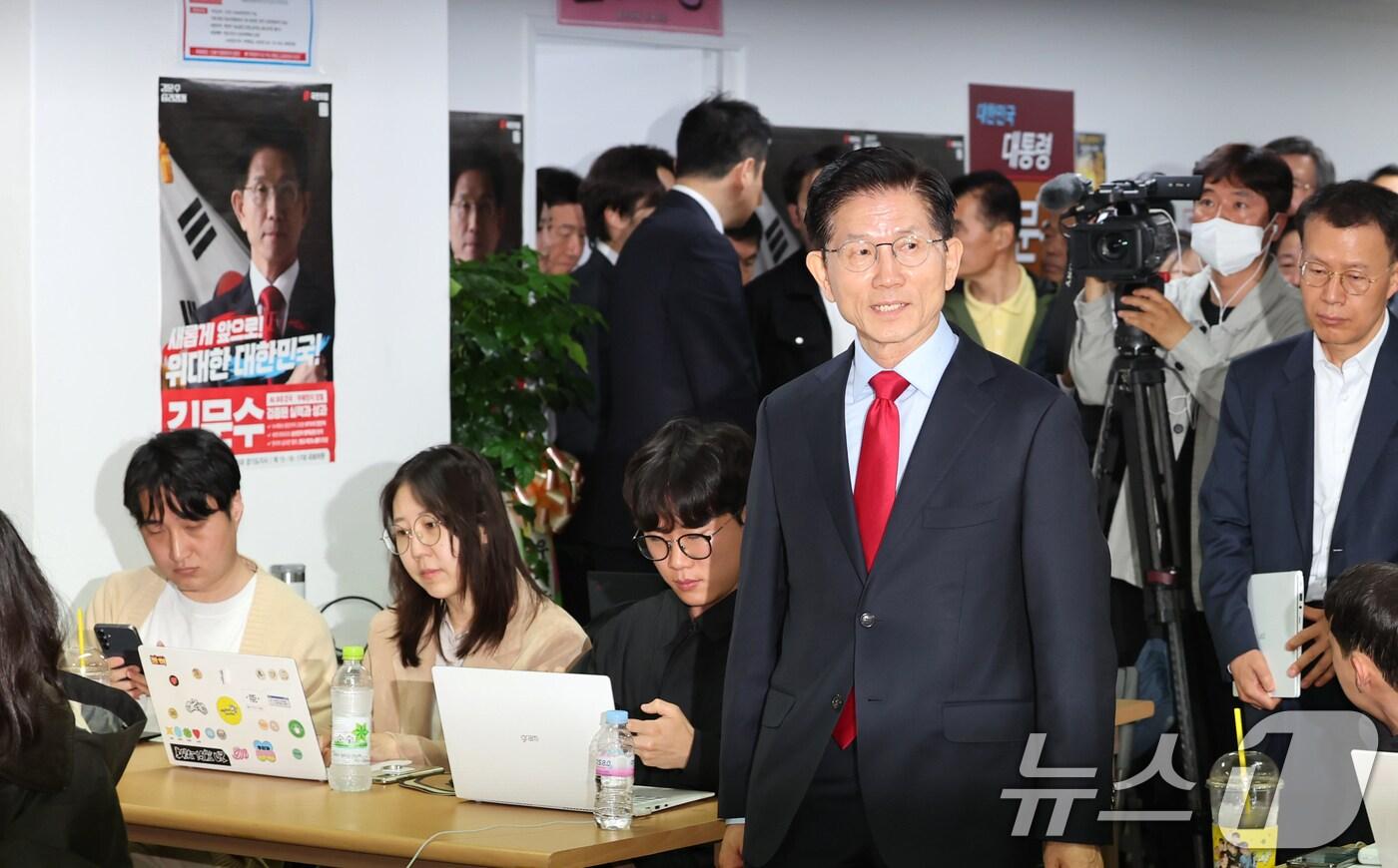 국민의힘으로부터 대통령선거 후보 자격이 취소된 김문수 후보가 10일 오전 서울 여의도에 마련된 대선 캠프 사무실에서 긴급기자회견을 하기 위해 입장하고 있다. 2025.5.10/뉴스1 ⓒ News1 장수영 기자