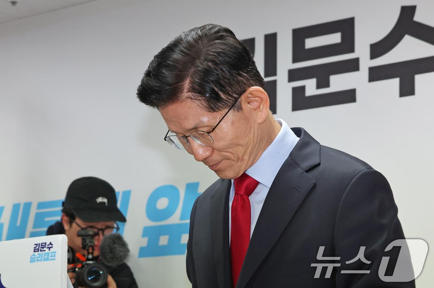 국민의힘으로부터 대통령선거 후보 자격이 취소된 김문수 후보가 10일 오전 서울 여의도에 마련된 대선 캠프 사무실에서 긴급기자회견을 마친 뒤 인사하고 있다. 2025.5.10/뉴스1 ⓒ News1 장수영 기자