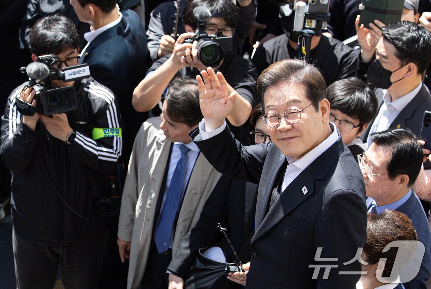 경청투어에 나선 이재명 더불어민주당 대통령 후보가 10일 오전 경남 창녕군 창녕읍 창녕정기시장에서 연설을 하기 전 시민들에게 인사하고 있다. 2025.5.10/뉴스1 ⓒ News1 이재명 기자