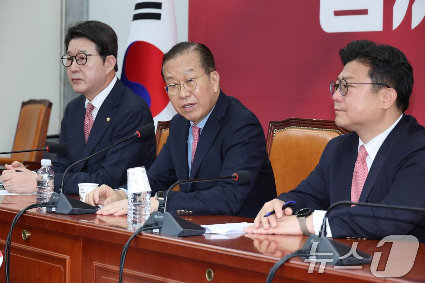 본문 이미지 - 권영세 국민의힘 비상대책위원장이 10일 서울 여의도 국회에서 김문수 대통령 후보 자격 취소·한덕수 예비후보 입당 및 대선후보 등록 과정에 대해 기자회견을 하고 있다. 2025.5.10/뉴스1 ⓒ News1 안은나 기자