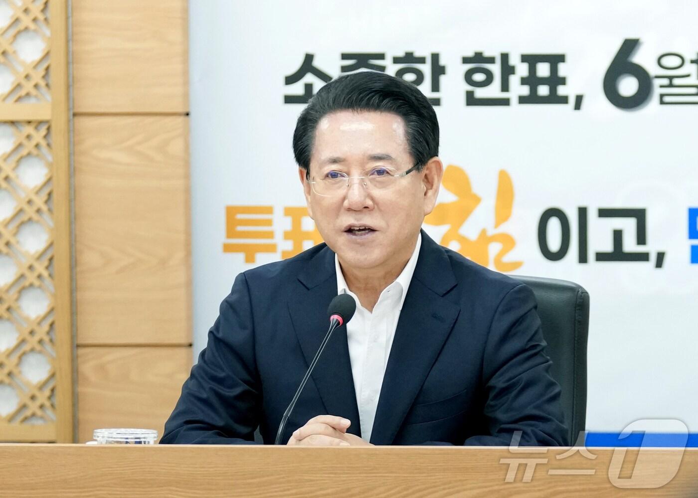 본문 이미지 - 김영록 전라남도지사가 10일 오전 도청 정철실에서 제14회 유권자의 날을 맞아 실·국장 및 영상으로 연결된 시·군 부단체장이 참석한 가운데 제21대 대통령선거 투표참여 독려 대책회의를 주재하고 있다.(전남도 제공. 재판매 및 DB금지) 2025.5.10/뉴스1