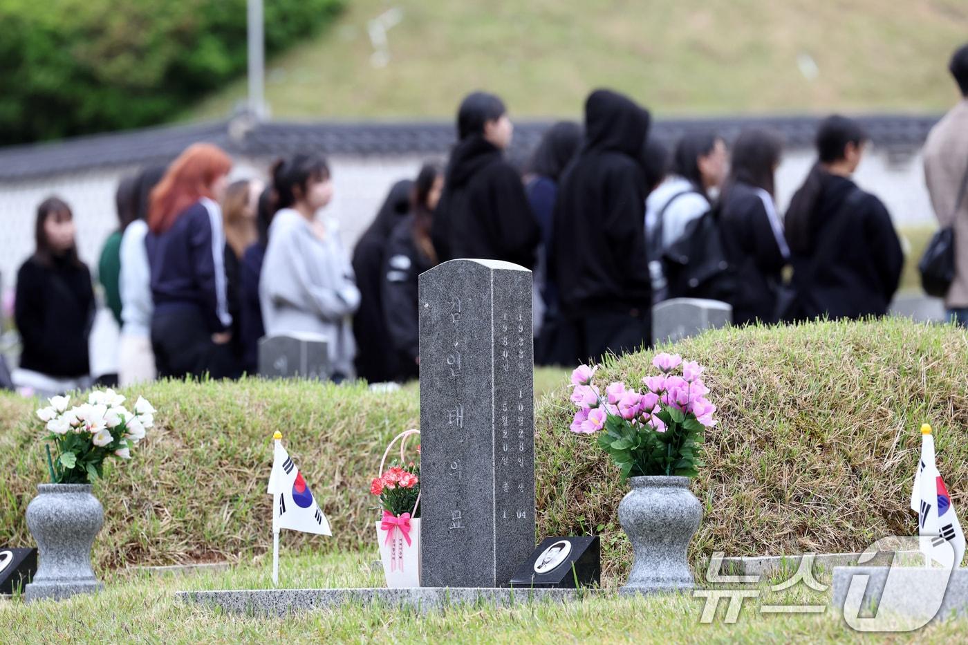 본문 이미지 - 제45주년 5·18민주화운동 기념일을 여드레 앞둔 10일 광주 북구 운정동 국립5·18민주묘지가 참배객들로 붐비고 있다. ⓒ News1 이승현 기자