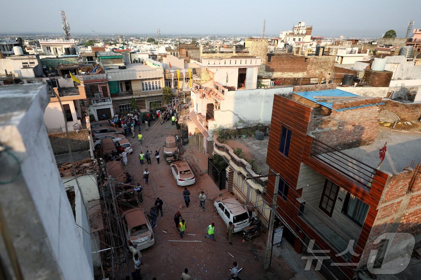 10일(현지시간) 인도 잠무 지역에서 파키스탄군의 공격으로 손상된 차량이 보인다. 25.05.10 ⓒ 로이터=뉴스1 ⓒ News1 김예슬 기자