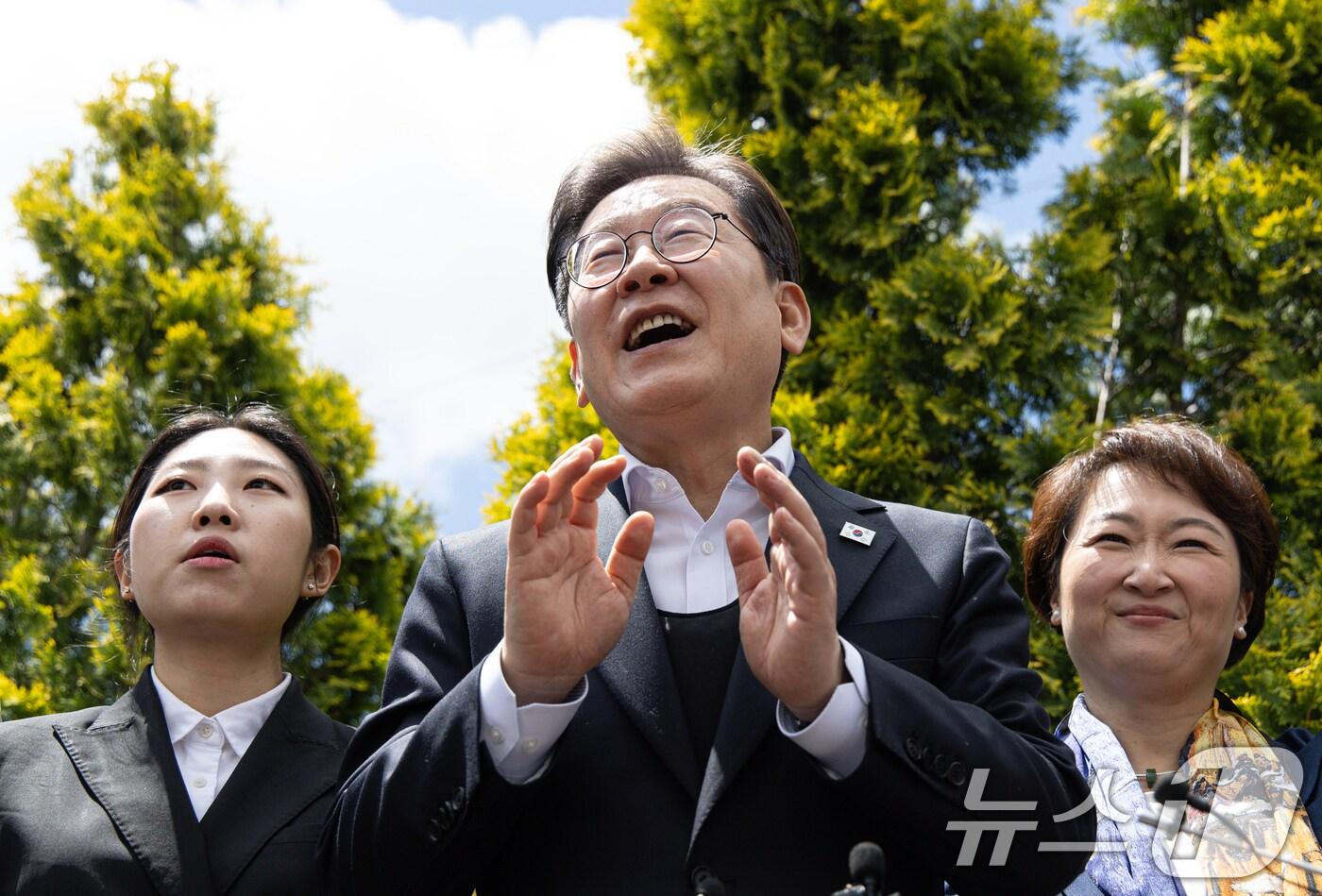 경청투어에 나선 이재명 더불어민주당 대통령 후보가 10일 오전 경남 함안군 가야읍 가야시장에서 연설을 하고 있다. 2025.5.10/뉴스1 ⓒ News1 이재명 기자