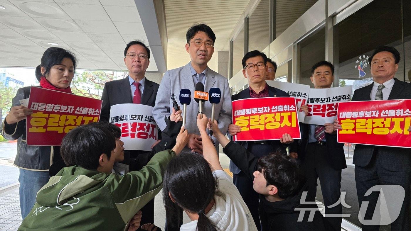 10일 서울 양천구 남부지방법원에서 김문수  후보 측 원영섭  변호사가 국민의힘 21대 대통령 후보자 선출취소 효력정지 가처분 신청서를 제출하기 앞서 질의에 답하고 있다. &#40;김문수 캠프 제공, 재판매 및 DB 금지&#41; 2025.5.10/뉴스1