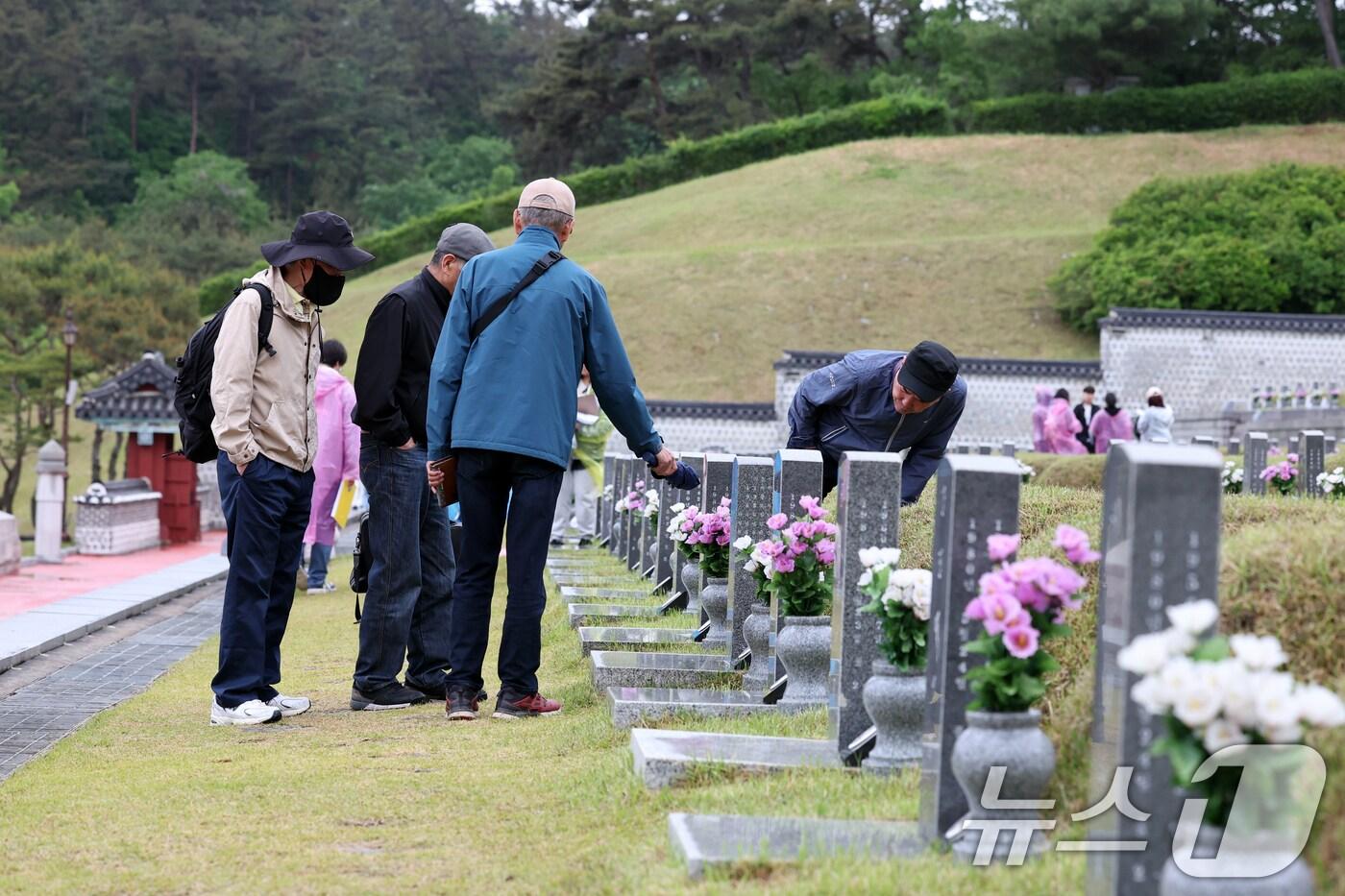 제45주년 5·18민주화운동 기념일을 여드레 앞둔 10일 광주 북구 운정동 국립5·18민주묘지에 참배객들의 발걸음이 이어지고 있다. ⓒ News1 이승현 기자