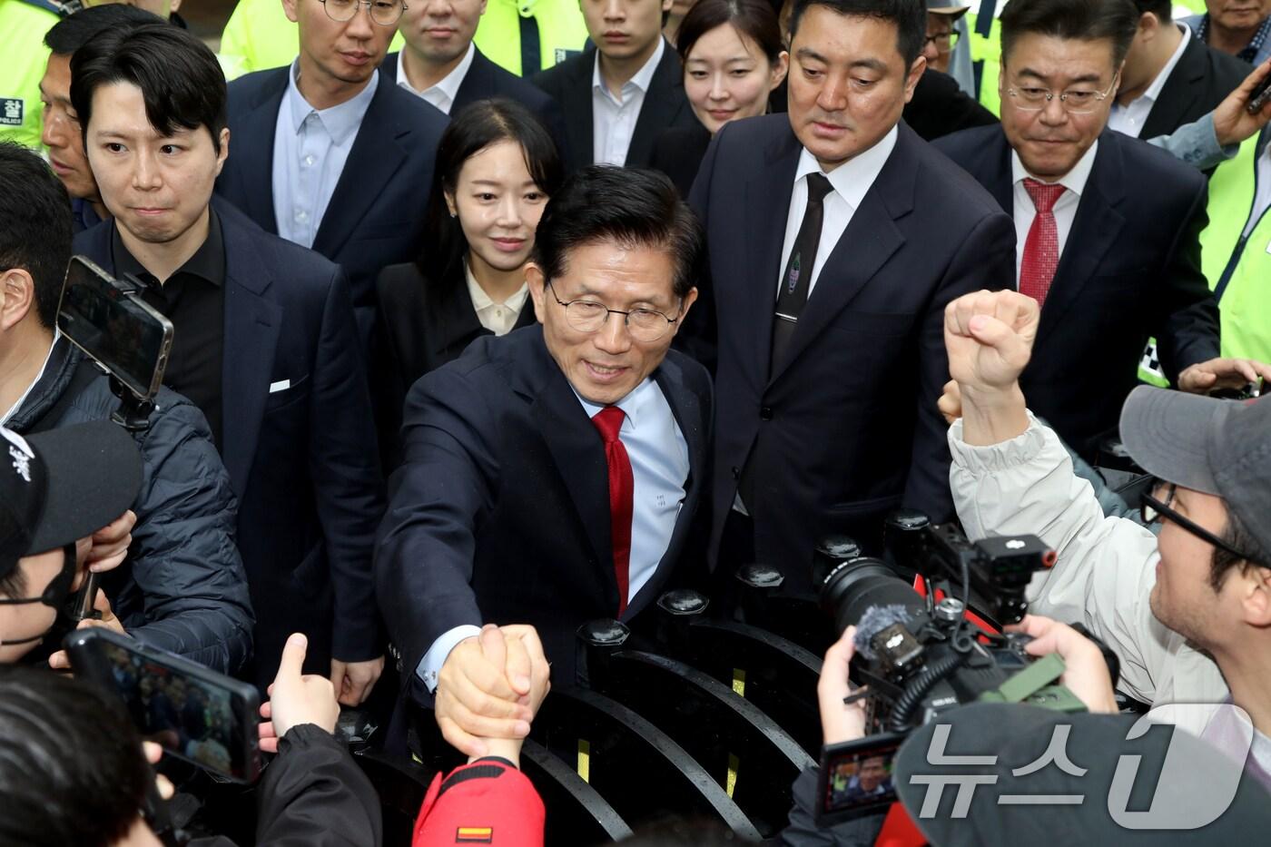 본문 이미지 - 국민의힘이 대통령 후보 교체 절차를 밟은 10일 서울 여의도 당사 앞에서 김문수 후보가 지지자들과 인사를 나누고 있다. (김문수 캠프 제공, 재판매 및 DB 금지) 2025.5.10/뉴스1