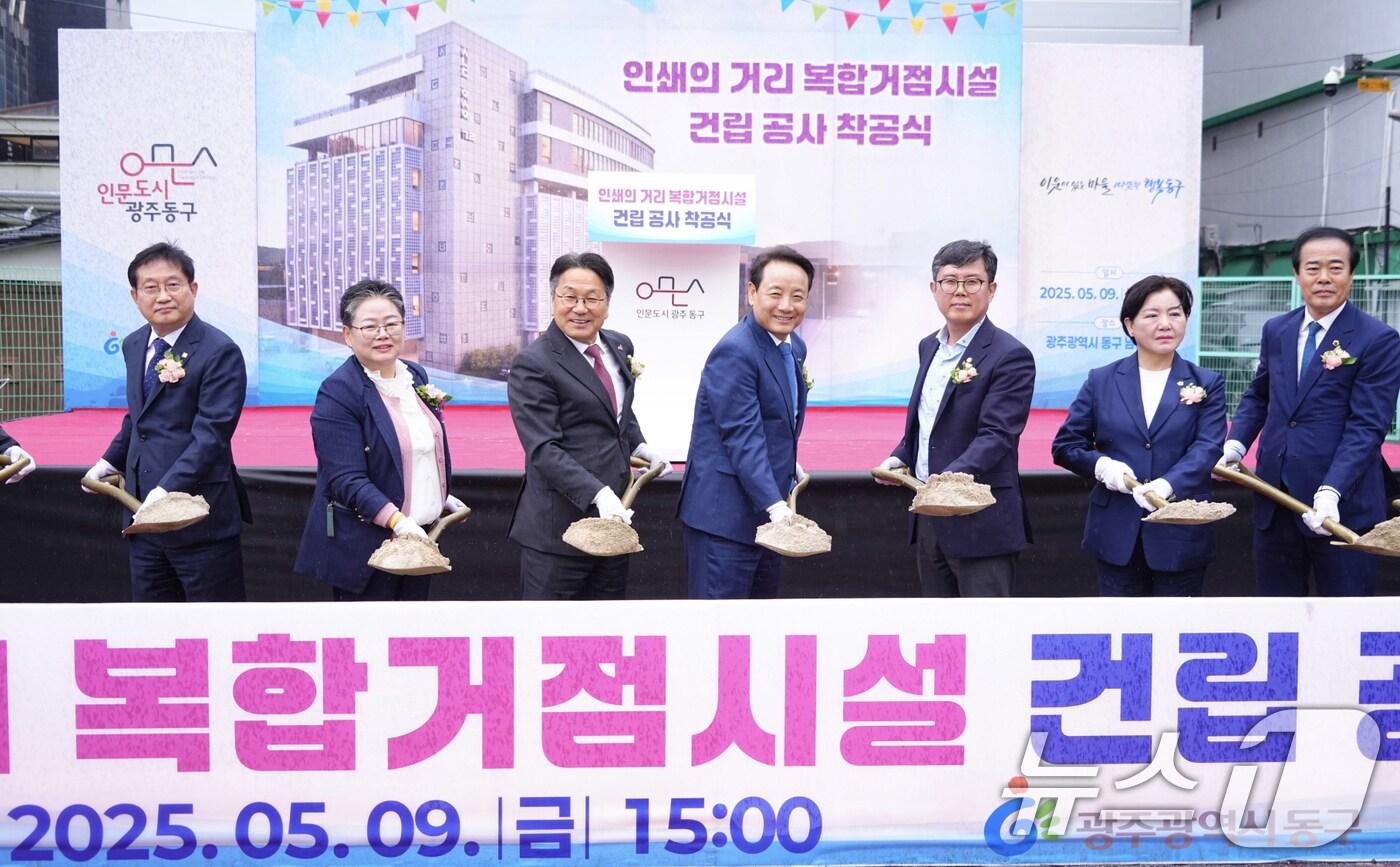 본문 이미지 - 강기정 광주시장이 9일 동구 남동 일원에서 열린 ‘서남동 복합거점시설 착공식’에 참석해 시삽을 하고 있다.(광주시 제공. 재판매 및 DB 금지) 2025.5.10/뉴스1 ⓒ News1 박준배 기자
