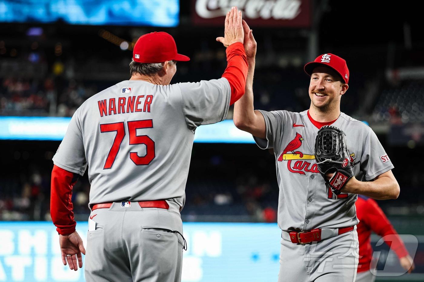 에릭 페디&#40;오른쪽&#41;가 MLB 데뷔 첫 완봉승을 거뒀다.ⓒ AFP=뉴스1