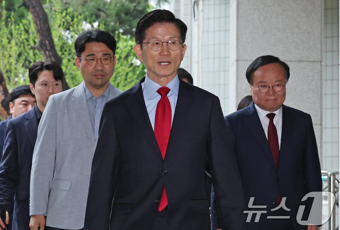 김문수 국민의힘 대통령후보가 10일 오후 서울 양천구 남부지방법원에서 열린 후보 선출취소 효력정지 가처분 심문기일에 출석하고 있다. 2025.5.10/뉴스1 ⓒ News1 장수영 기자