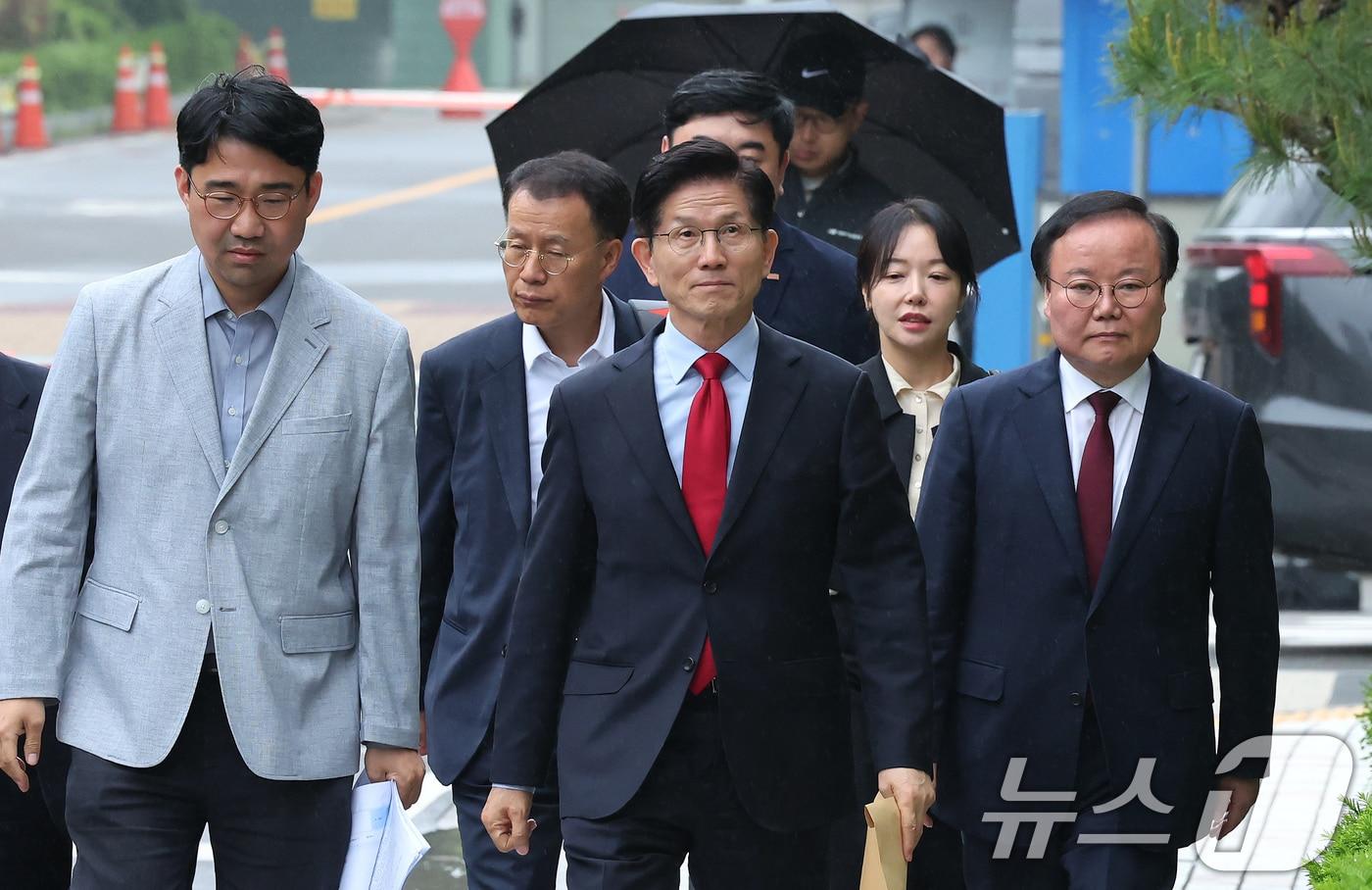 국민의힘으로부터 대통령선거 후보 자격이 취소된 김문수 후보가 10일 오후 서울 양천구 남부지방법원에서 열린 후보 선출취소 효력정지 가처분 심문기일에 출석하고 있다. 2025.5.10/뉴스1 ⓒ News1 장수영 기자