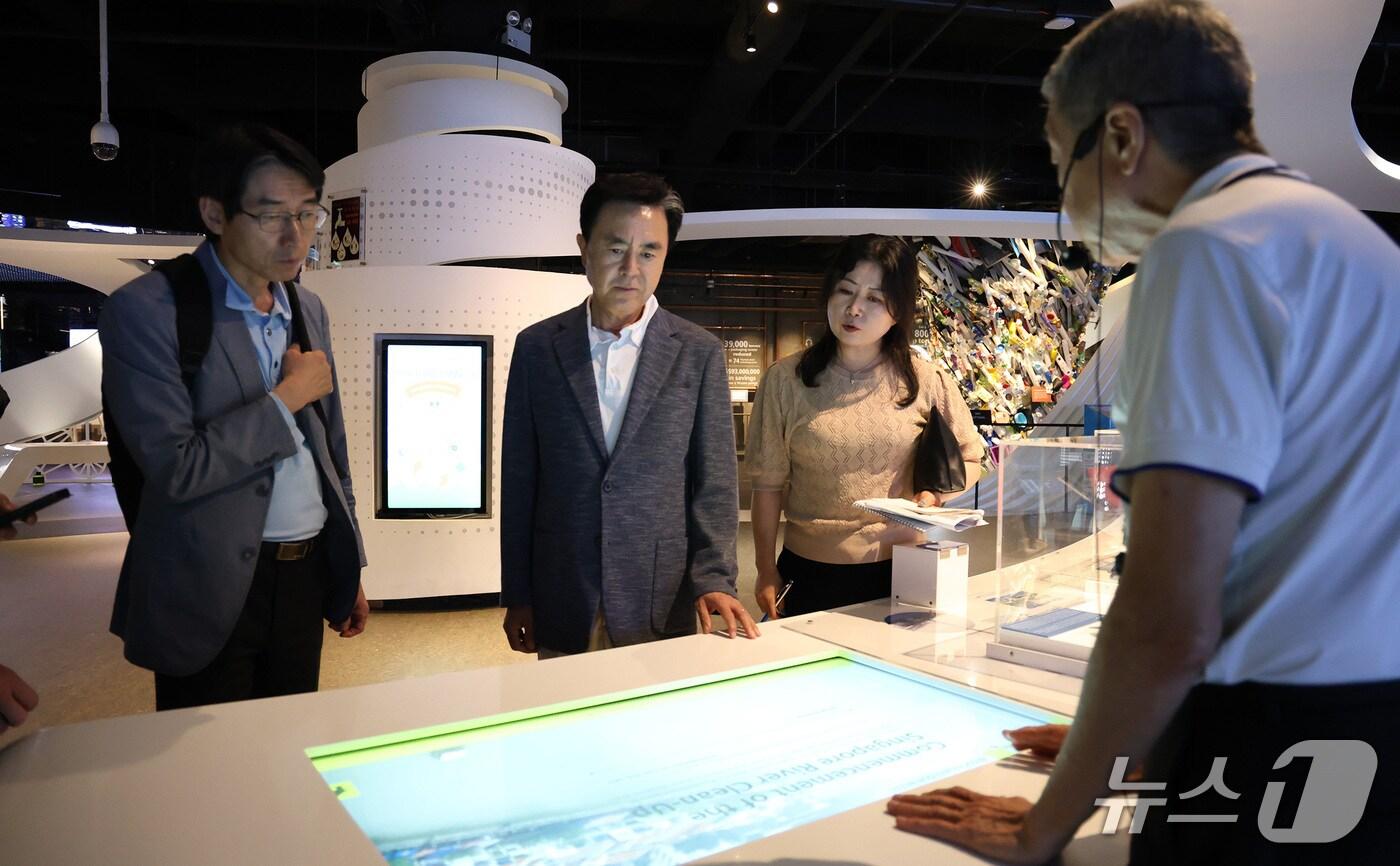 본문 이미지 -  김태흠 충남지사가 10일 싱가포르 마리나 배리지 댐을 방문해 관계자들의 설명을 듣고 있다. (충남도 제공, 재판매 및 DB 금지) / 뉴스1