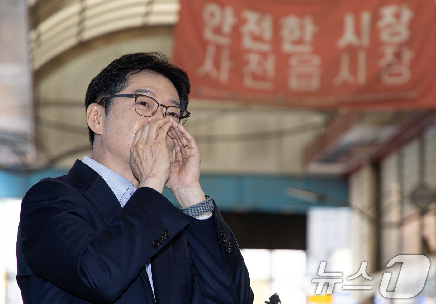 김경수 더불어민주당 총괄선대위원장이 지난 5월 10일 오후 경남 사천시 사천읍시장을 찾아 연설을 하고 있다. 2025.5.10/뉴스1 ⓒ News1 이재명 기자