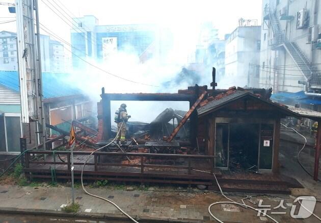본문 이미지 - 10일 오전 10시 4분께 전북자치도 익산시 영등동의 한 음식점에서 화재가 발생했다.(전북소방본부 제공, 재판매 및 DB 금지)/뉴스1