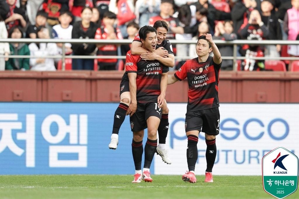본문 이미지 - 포항 스틸러스가 공격수 이호재 활약을 앞세워 승리했다. (한국프로축구연맹 제공)