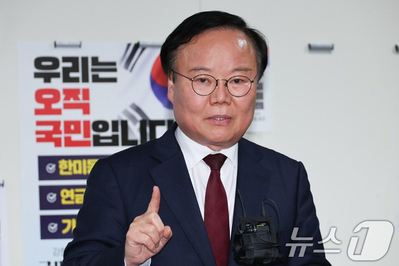 국민의힘 김문수 전 대통령 후보 비서실장을 지낸 김재원 전 최고위원이 지난달 10일 서울 여의도 국회에서 단일화 협상 관련 한덕수 전 예비후보 측과 회동을 마친 뒤 브리핑을 하고 있다. 2025.5.10/뉴스1 ⓒ News1 안은나 기자