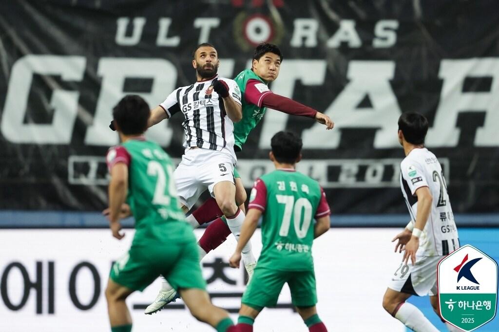 본문 이미지 - 대전 하나시티즌과 FC서울이 답답한 공격 때문에 0-0으로 비겼다. &#40;한국프로축구연맹 제공&#41;