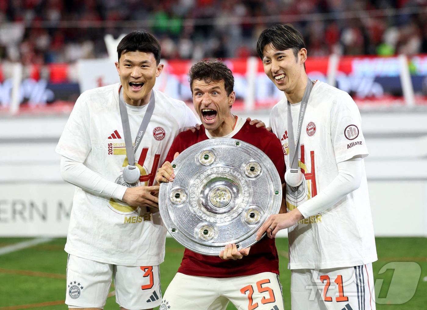 본문 이미지 - 김민재(왼쪽부터)와 토마스 뮐러, 이토 히로키가 독일 분데스리가 우승 시상식에서 함께 기뻐하고 있다. ⓒ 로이터=뉴스1