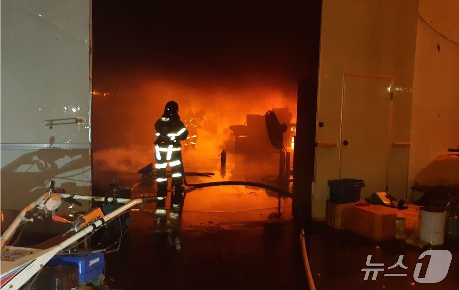 본문 이미지 - 10일 오후 9시 43분쯤 영천 임고면의 한 약재 건조 창고에서 불이 소방관이 진화를 하고 있다. (경북소방본부 제공. 재판매 및 DB 금지) 2025.5.10/뉴스1