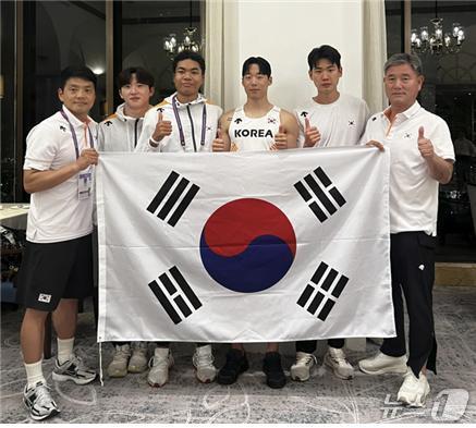 본문 이미지 - 육상 대표팀의 하경수 코치, 서민준, 나마디조엘진, 이재성, 고승환, 최인해 단장(왼쪽부터). (대한육상연맹 제공)