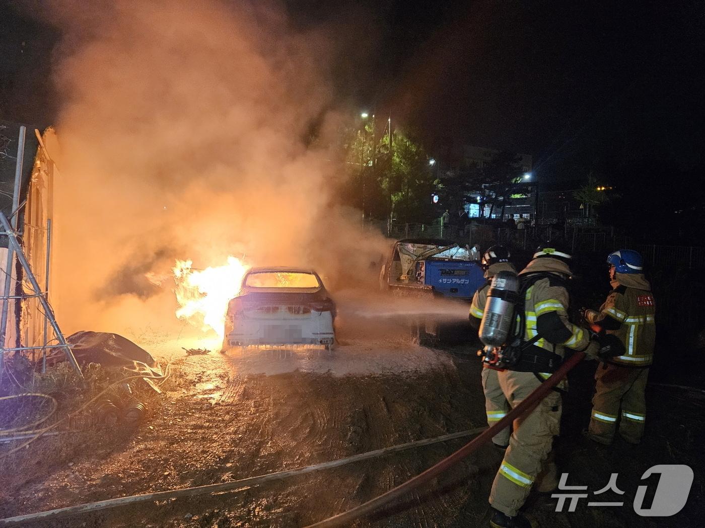 본문 이미지 - 불에 타는 승용차.(태안소방서 제공. 재판매 및 DB금지)