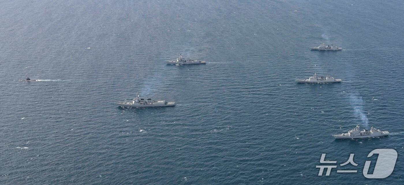 한미 연합 해군이 5월 8일 전술기동을 하고 있는 모습. 함정 기동 방향 기준 앞쪽 윗줄부터 잠수함(SS-II), 미 해군 윌리엄로렌스함(DDG), 율곡이이함(DDG), 양만춘함(DDH-Ⅰ), 대조영함(DDH-II), 광개토대왕함(DDH-Ⅰ). 2025.05.08. (해군 제공)