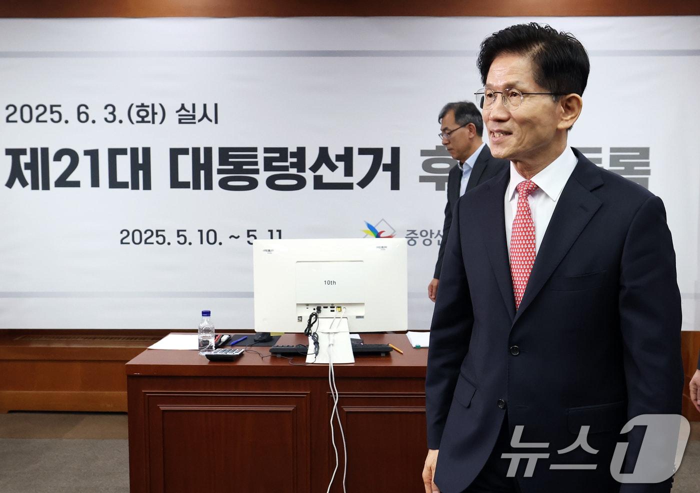 김문수 국민의힘 대선 후보가 11일 오전 경기 과천 중앙선거관리위원회에서 제21대 대통령 선거 후보자 등록을 마친 후 선관위 관계자들을 격려하고 있다. ⓒ News1 오대일 기자