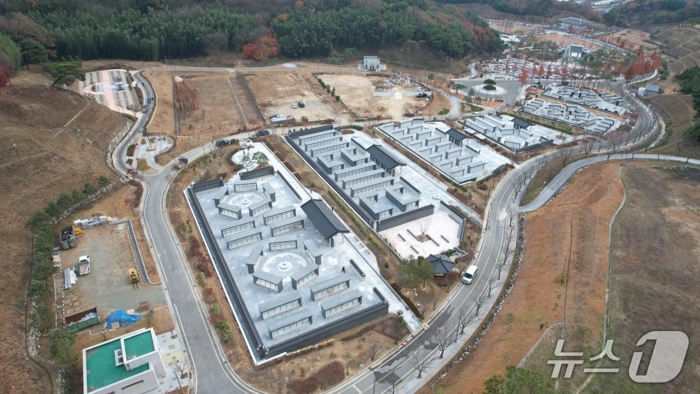 본문 이미지 - 국립산청호국원 제2묘역 확충 전경(봉안담) 자료사진. 2025.05.11. (국가보훈부 제공)