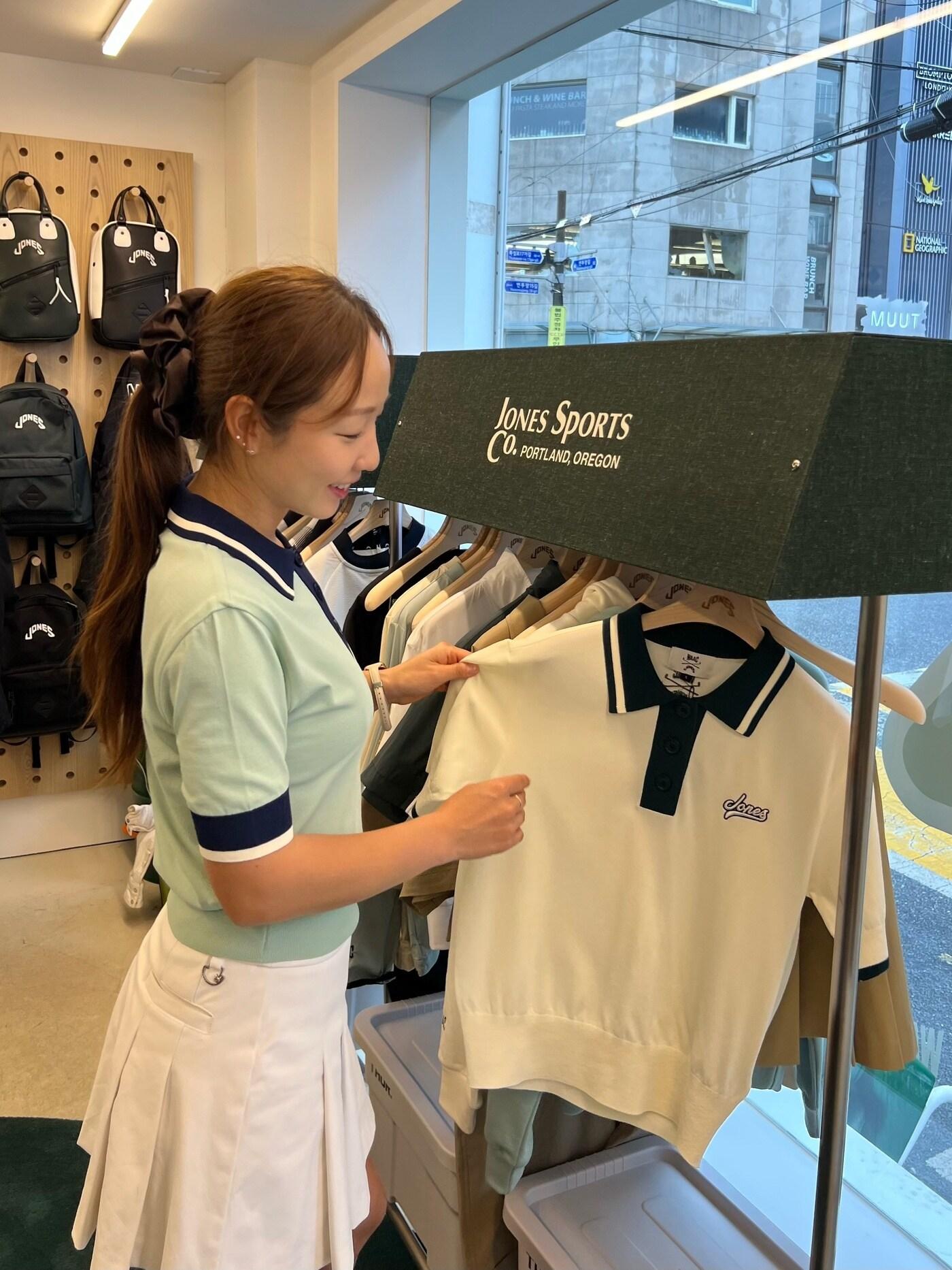 본문 이미지 - 왁X존스 팝업스토어를 찾은 방문객 현장 사진.(코오롱FnC 제공)