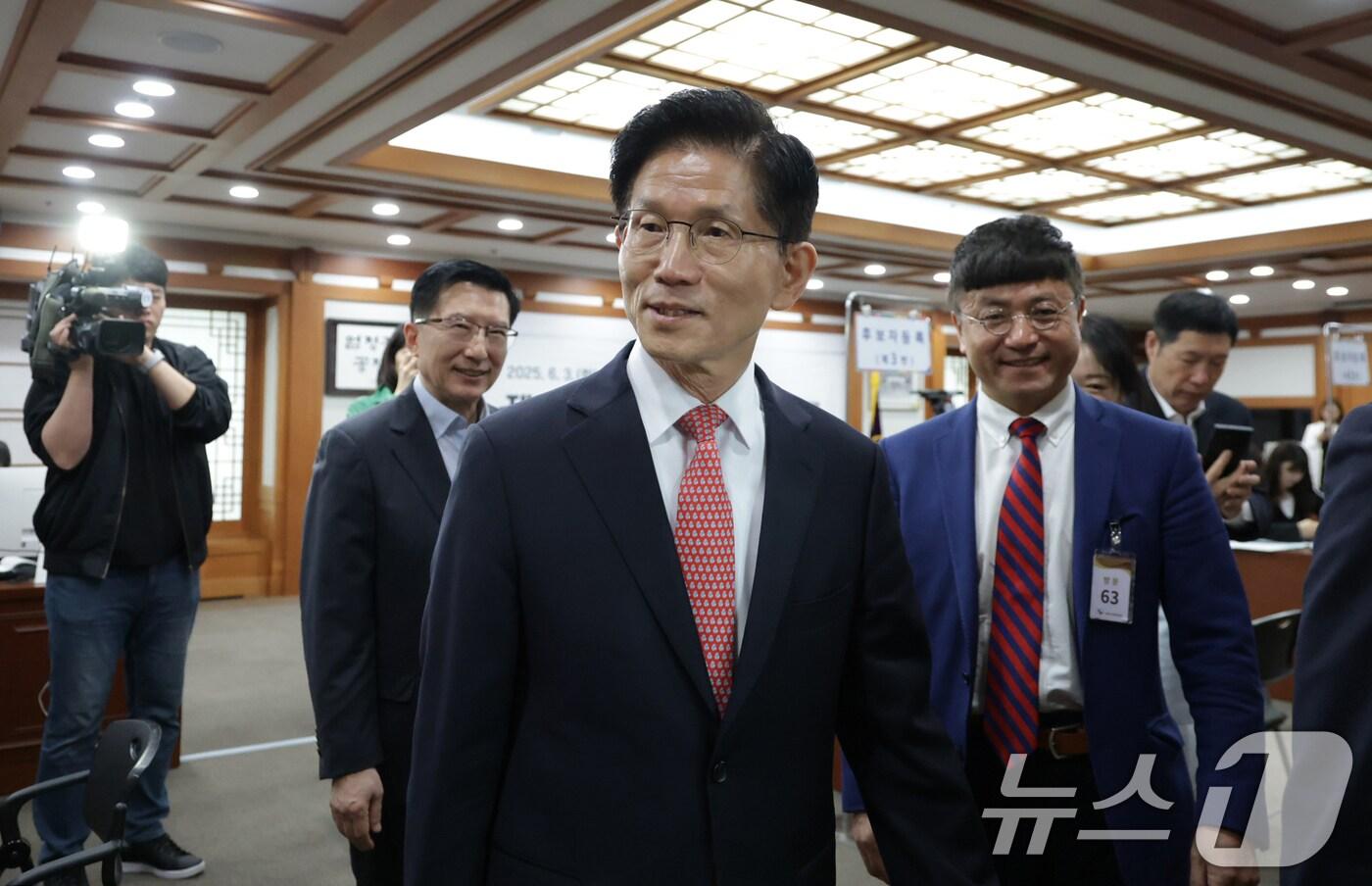 김문수 국민의힘 대통령 후보가 11일 오전 경기 과천시 중앙선거관리위원회에서 제21대 대통령선거 후보자 등록을 마친 뒤 선관위를 나서고 있다. &#40;공동취재&#41; 2025.5.11/뉴스1 ⓒ News1 오대일 기자