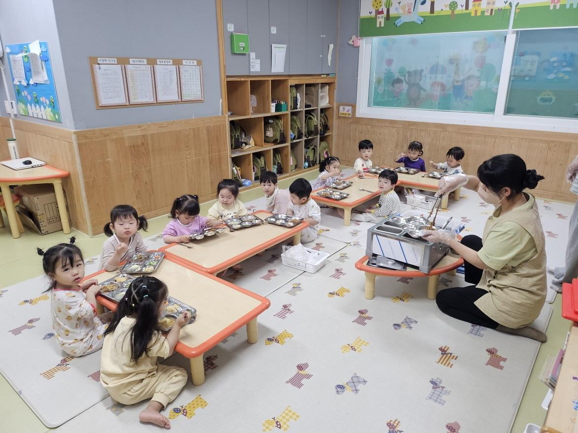 본문 이미지 - 어린이급식관리지원센터 산하 어린이집에서 강사가 아이들에게 음식을 나눠주고 있다.(풀무원푸드머스 제공)