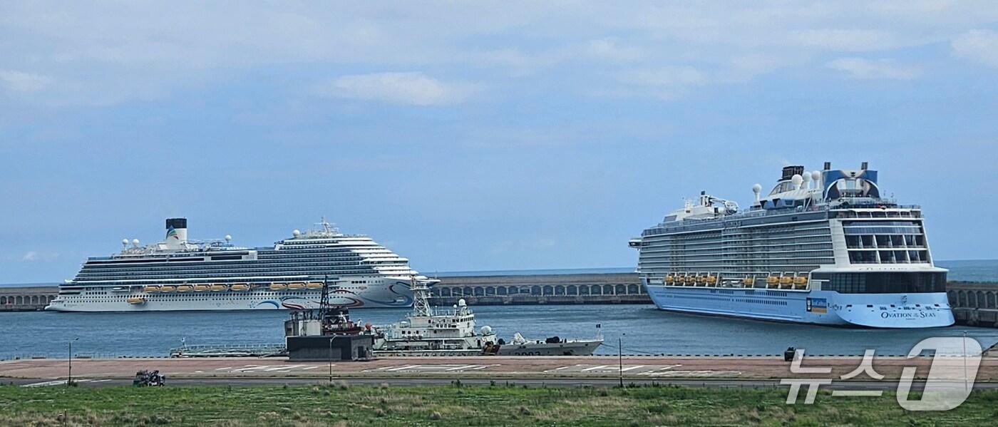 본문 이미지 - 지난 10일 제주 강정항에 입항한 17만톤급 ‘오베이션 오브 더 씨’호와 13만톤급 ‘아도라 매직 시티'호.(제주도 제공. 재판매 및 DB 금지)