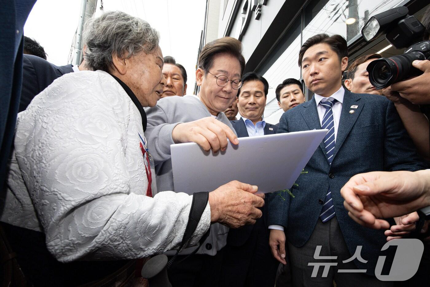 경청투어에 나선 이재명 더불어민주당 대통령 후보가 11일 오전 전남 화순군 화순읍 화순교 일대에서 박선영 열사 어머니와 대화를 하고 있다. ⓒ News1 이재명 기자