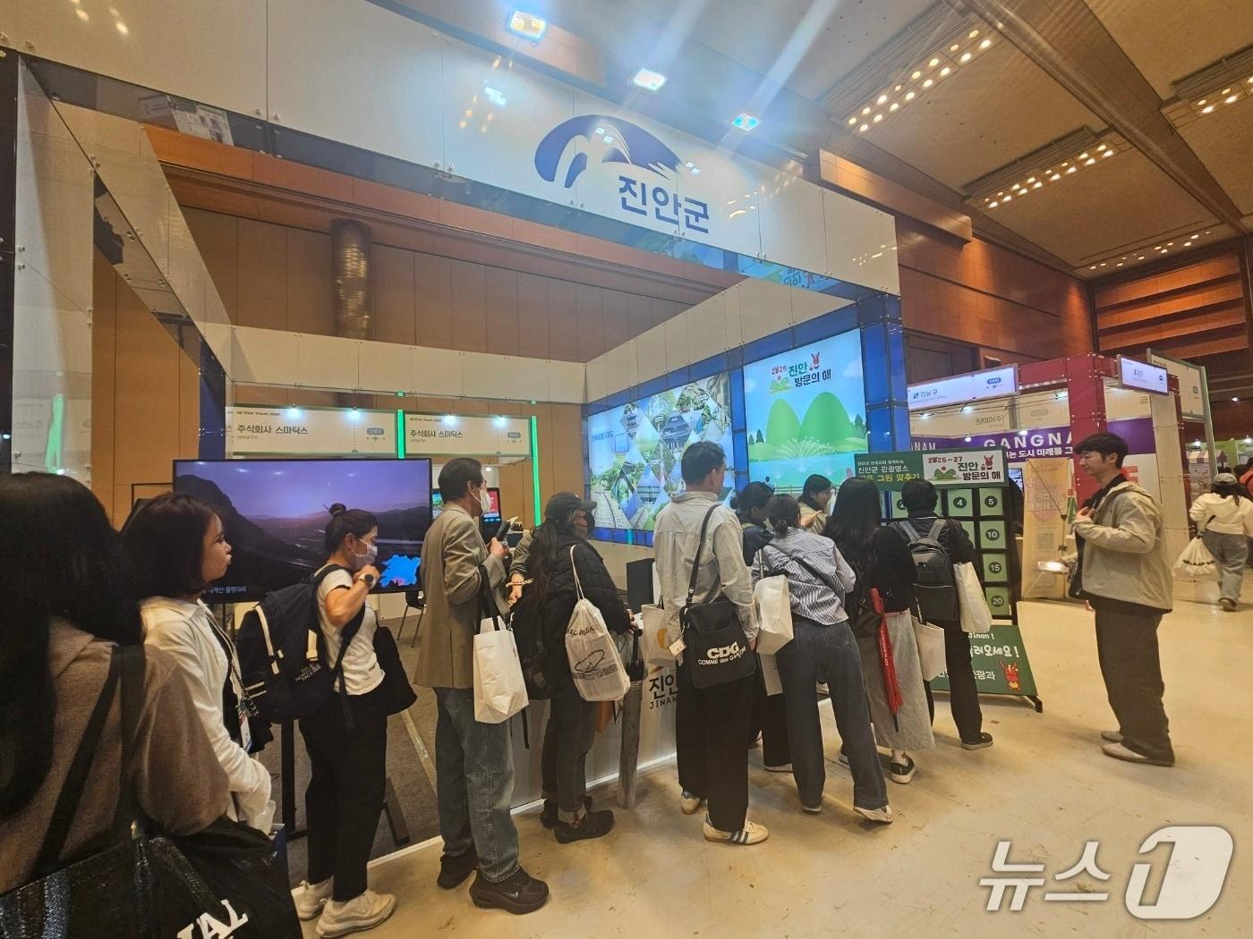 본문 이미지 - 전북자치도 진안군이 코엑스&#40;COEX&#41;에서 열린 ‘2025 올댓트래블’에 참가해 웰니스 관광 등을 홍보하고 있다.&#40;진안군제공. 재판매 및 DB금지&#41;2025.5.11/뉴스1
