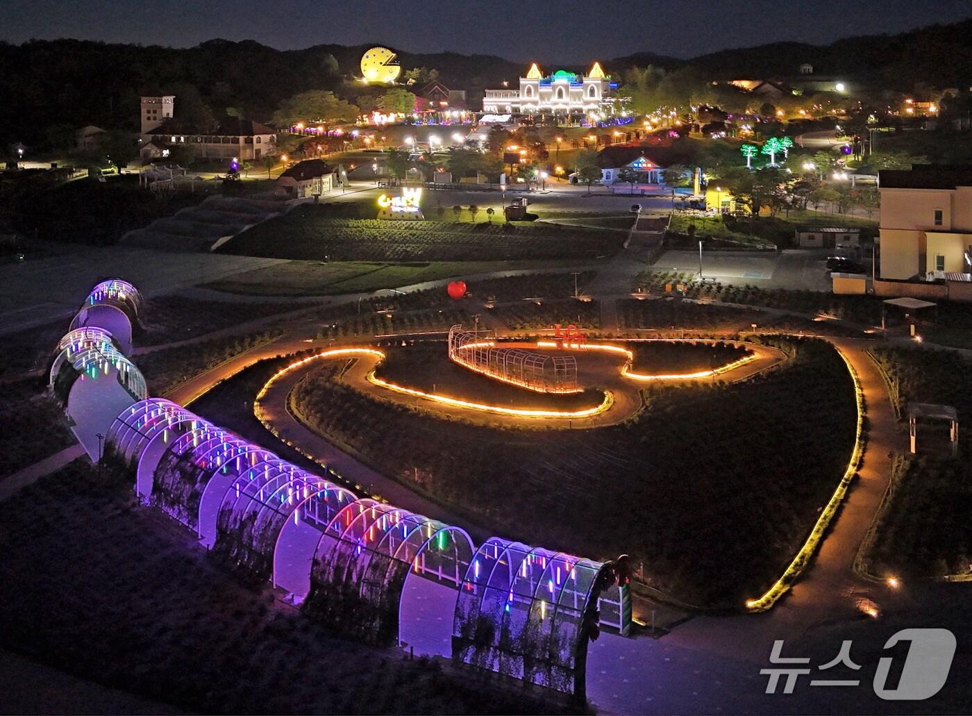 본문 이미지 - 전북자치도 임실군은 치즈테마파크 장미원에 환상적인 야간경관이 조성돼 관광객들에게 특별한 추억을 선사하게 됐다.&#40;임실군제공. 재판매 및 DB금지&#41;2025.5.11/뉴스1