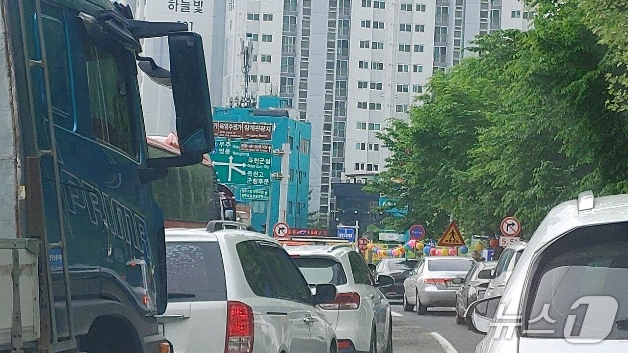 본문 이미지 - 충북 옥천군 옥천읍  경부고속도로 옥천IC 인근 도로가 차량으로 극심한 정체를 빚고 있다. /뉴스1 장인수 기자   