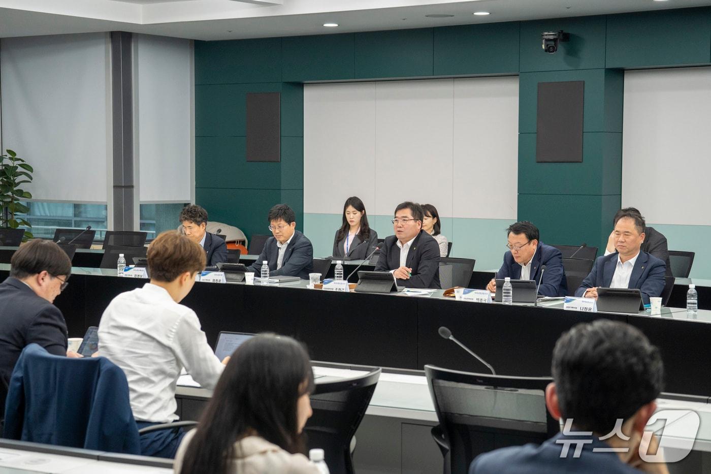 본문 이미지 - 지난 9일 서울 중구 농협금융지주 본사에서 개최된 2025년 제1차 '농협금융 ESG추진협의회' 모습.(농협금융 제공)