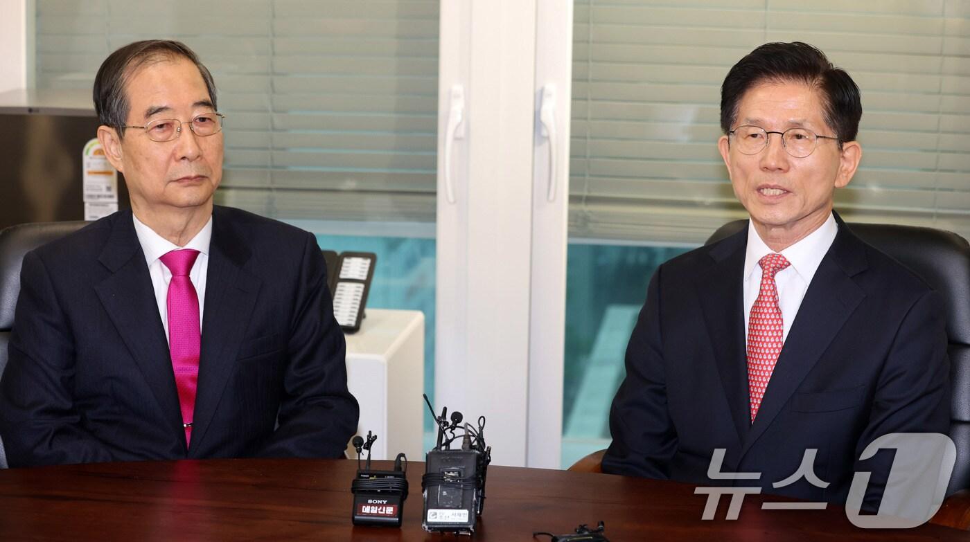 김문수 국민의힘 대선후보와 한덕수 전 국무총리가 11일 서울 여의도 국민의힘 대선후보 사무실에서 회동을 갖고 있다. (공동취재) 2025.5.11/뉴스1 ⓒ News1 이광호 기자